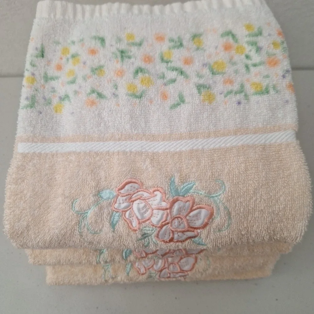 Vintage 4 Bath Towels Embroidered Pink Flowers on Peach Towel w/ Flower Borders